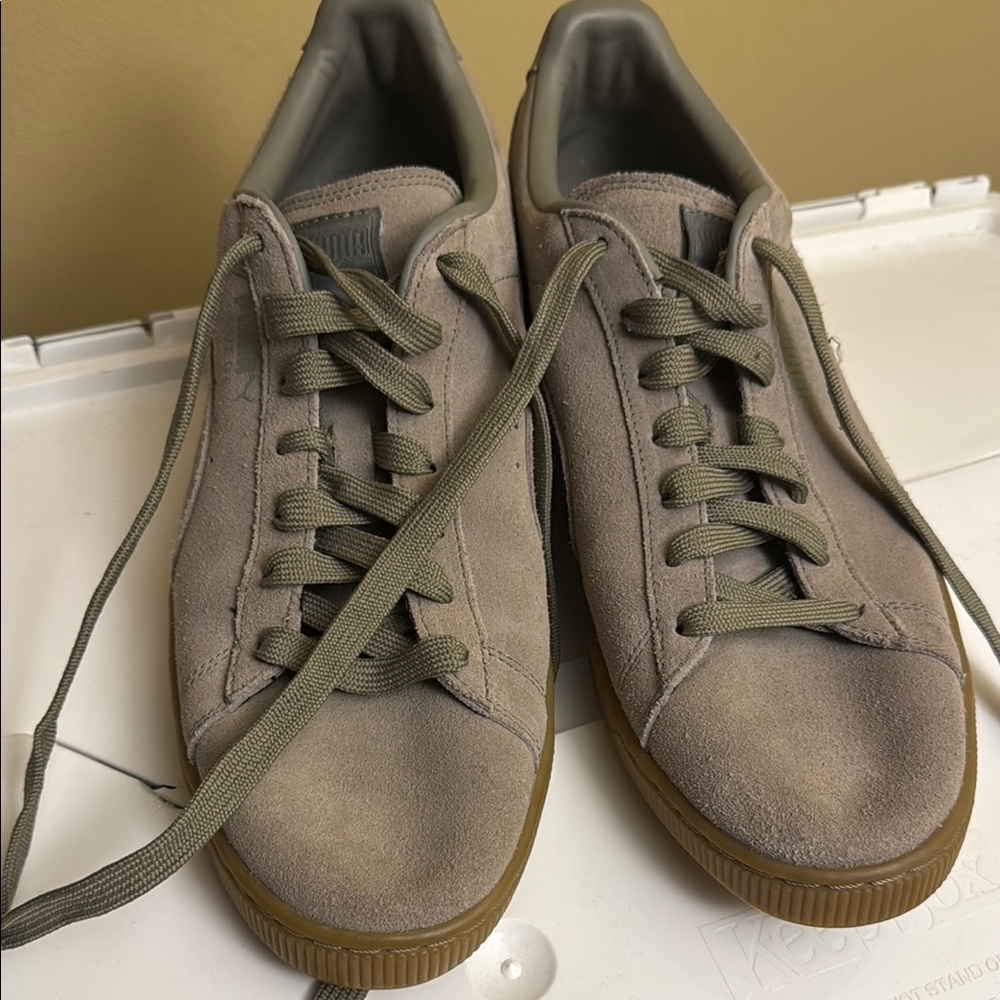 Puma Gray Suede Sneakers with Classic Design